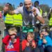 Atleta corre maratona com os três filhos e bate recorde do Guinness