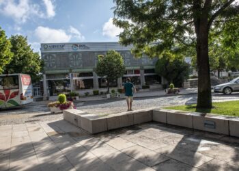 A Escola que Salta Muros – Quem conta o quê? em exposição no Posto de Turismo de Leiria