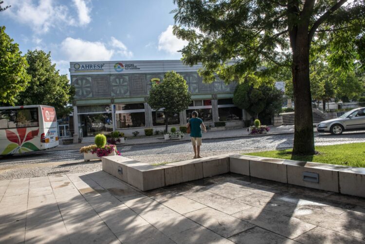 A Escola que Salta Muros – Quem conta o quê? em exposição no Posto de Turismo de Leiria
