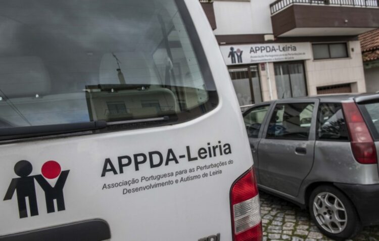 Familiares de utentes da APPDA preparam lista