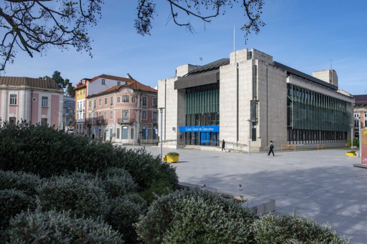 Edifício da CGD, em Leiria, pode vir a acolher tribunais