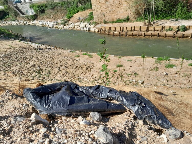 Contestadas “telas plásticas” nas margens do Baça e do Alcoa