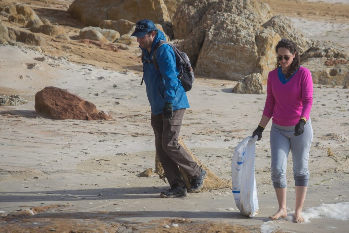 Voluntários retiram 210 quilos de lixo da Praia do Vale Furado