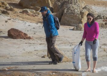 Voluntários retiram 210 quilos de lixo da Praia do Vale Furado
