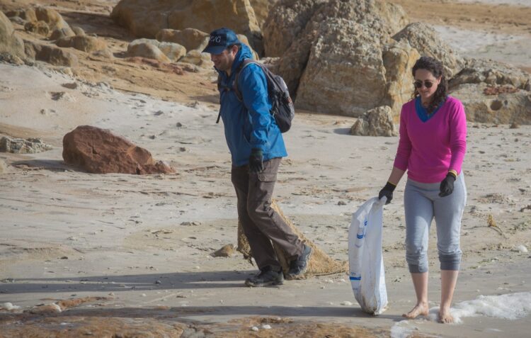 Voluntários retiram 210 quilos de lixo da Praia do Vale Furado