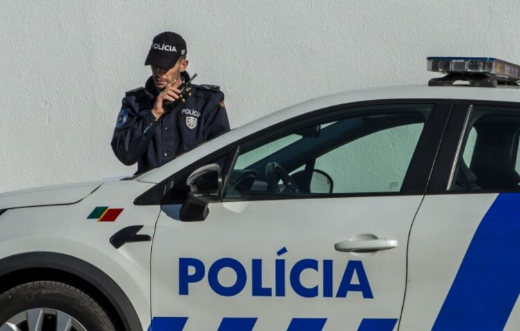Homem preso por agredir e ameaçar de morte a mulher na Marinha Grande