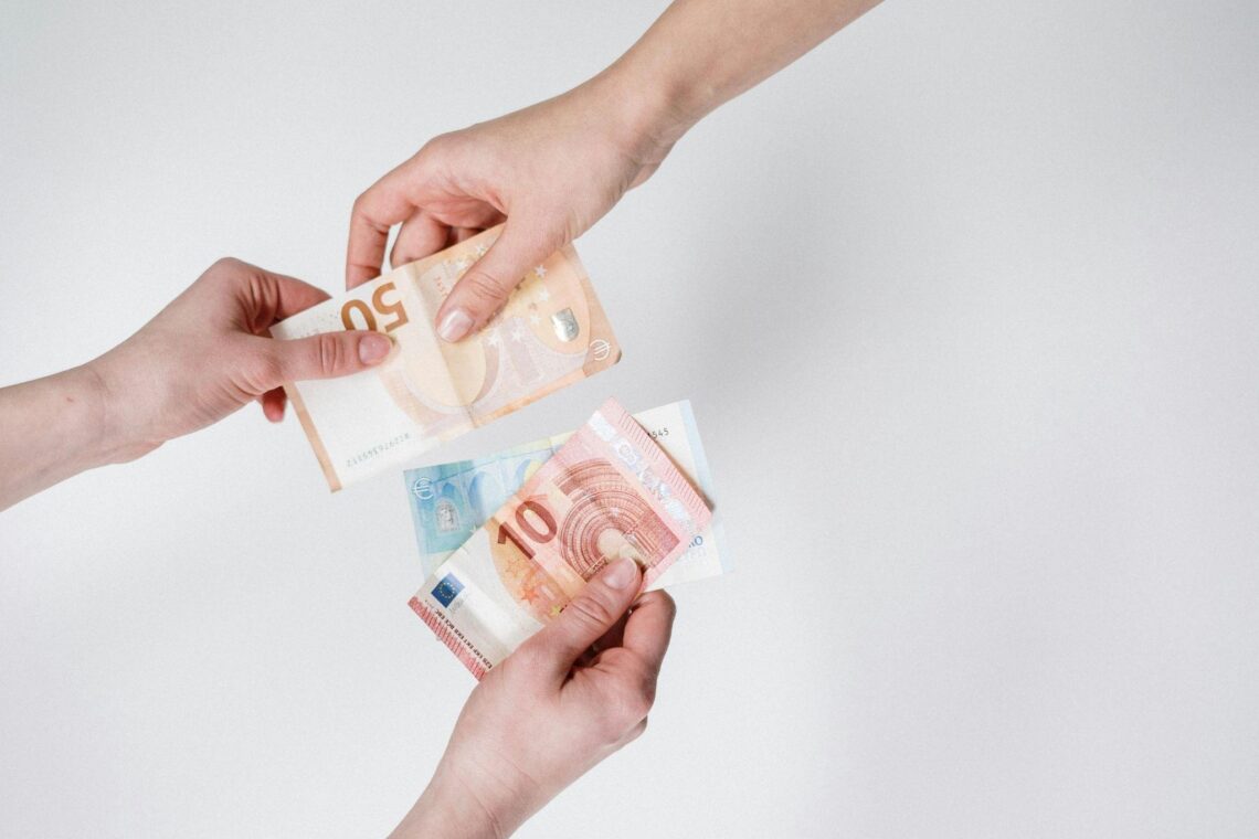 Sete formas de ganhar dinheiro extra em 2025 sem sair de casa