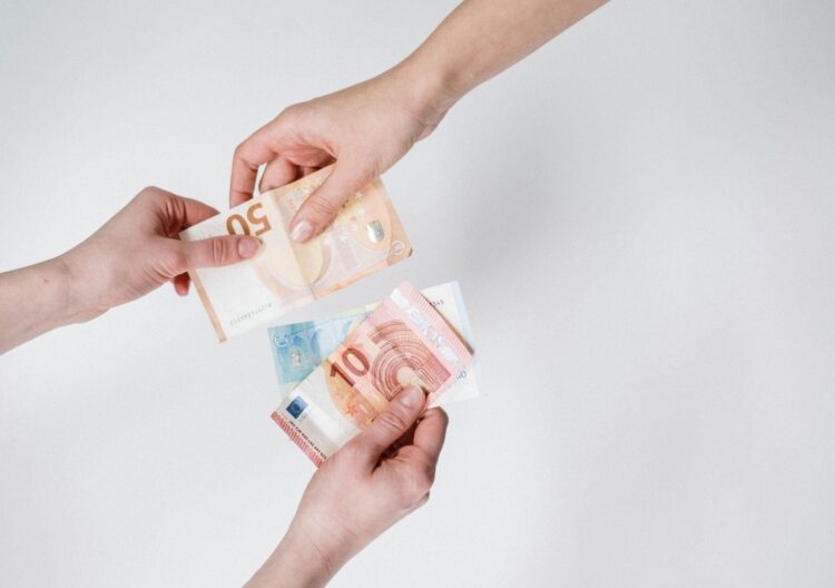 Sete formas de ganhar dinheiro extra em 2025 sem sair de casa