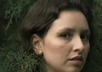 Álbum de estreia de Estela Alexandre reúne 50 músicos