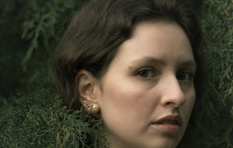 Álbum de estreia de Estela Alexandre reúne 50 músicos