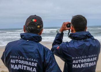 Autoridade Marítima mantém navio patrulha durante a noite na Praia do Pedrógão