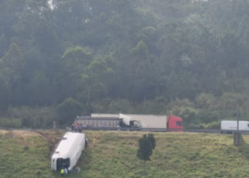 Sete feridos leves em colisão que envolveu autocarro e camião na A8