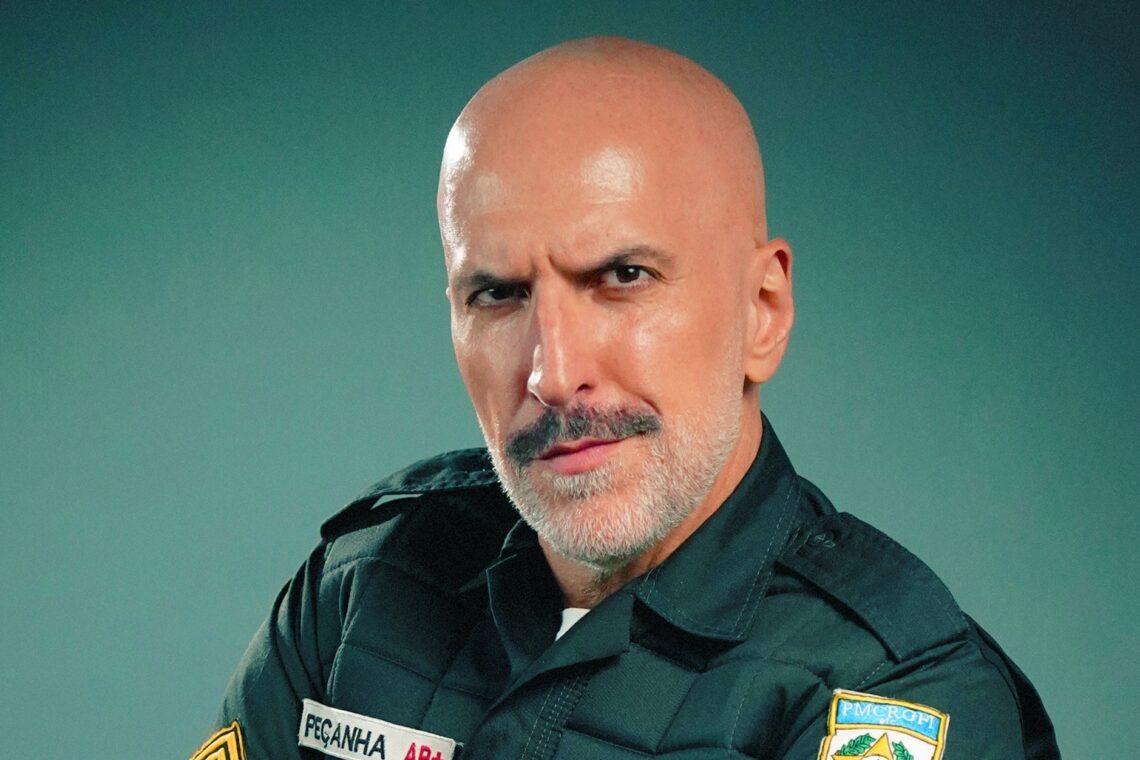 Antonio Tabet, da Porta dos Fundos, apresenta o agente Peçanha em Leiria