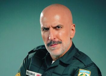 Antonio Tabet, da Porta dos Fundos, apresenta o agente Peçanha em Leiria