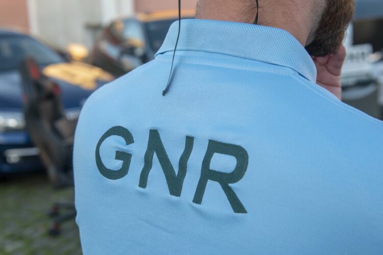 Homem bateu e ameaçou mulher de morte em Peniche e ficou em prisão preventiva