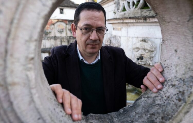 Entre pó e pedra, os detectives da história perdida