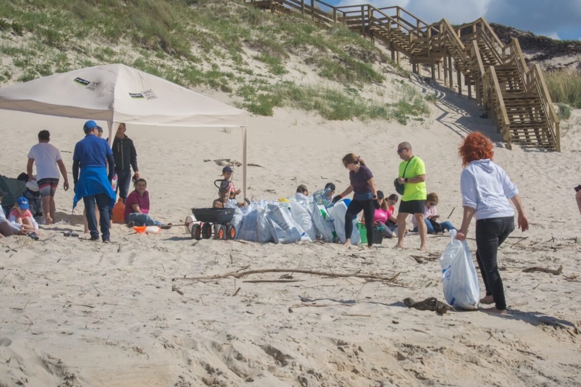 Voluntários retiram mais de 160 quilos de lixo do areal
