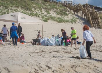 Voluntários retiram mais de 160 quilos de lixo do areal