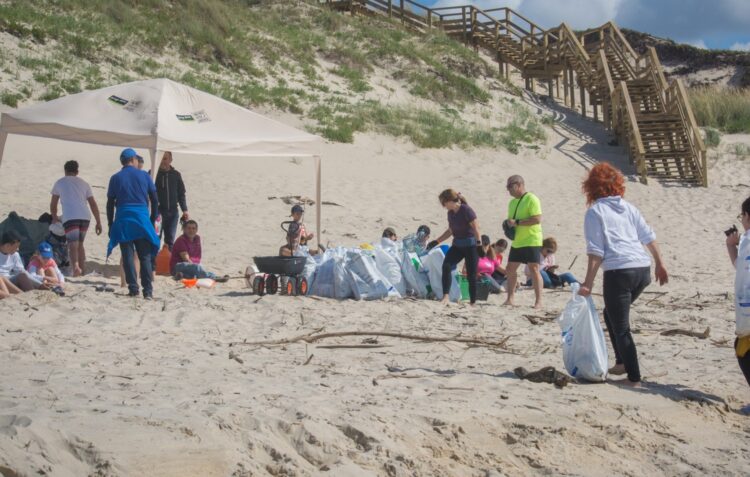 Voluntários retiram mais de 160 quilos de lixo do areal