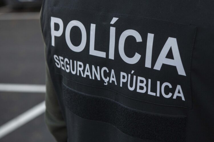 Roubou homem, colocou-o na bagageira e abandonou-o em roupa interior em Leiria