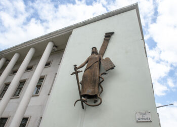 Instrutor de artes marciais condenado por nove crimes de abuso sexual de menores sai em liberdade