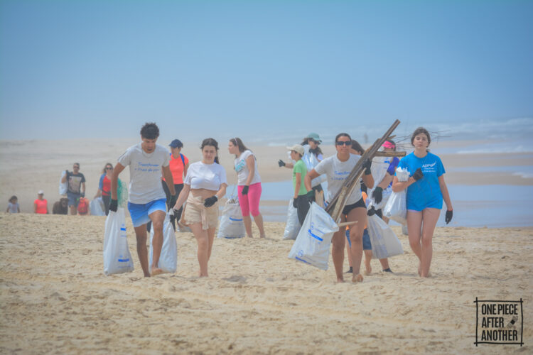 Voluntários recolhem 110 quilos de resíduos na praia da Vieira