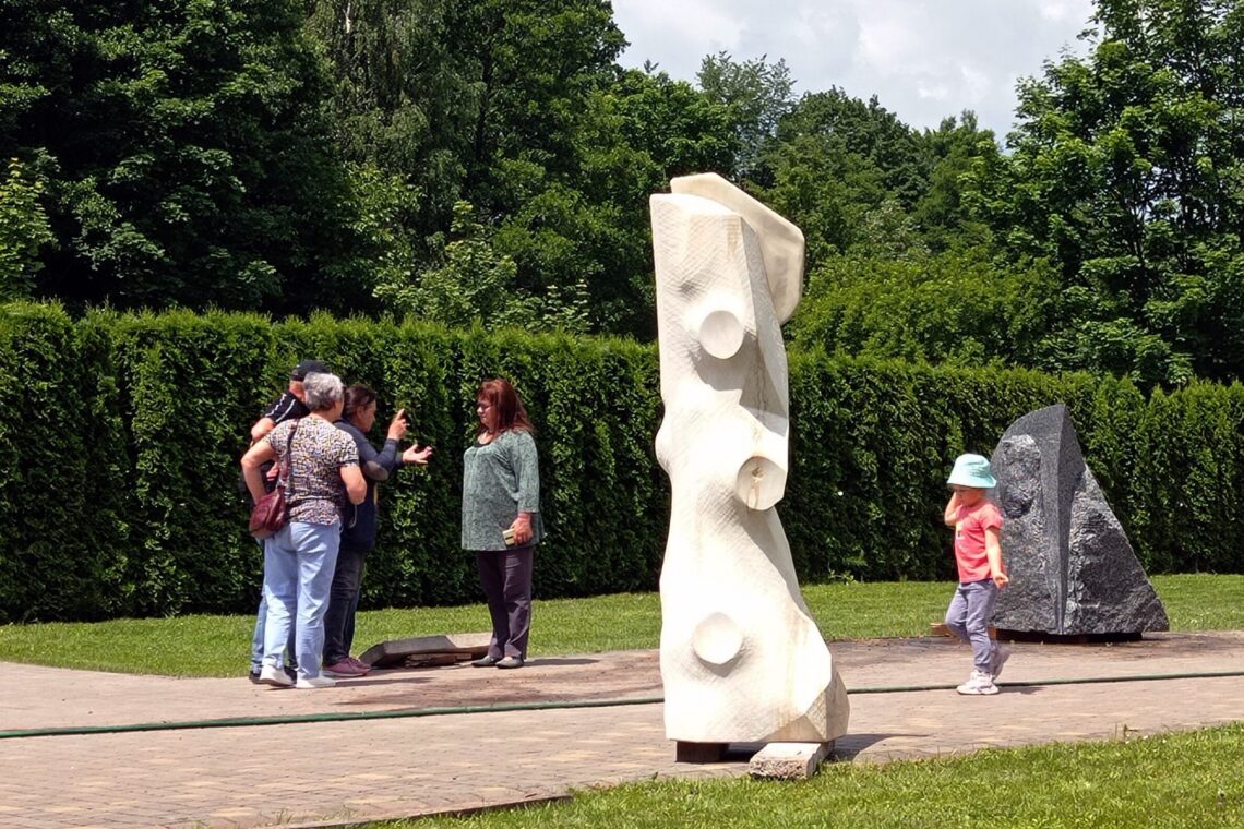 Thierry Ferreira cria escultura na Ucrânia