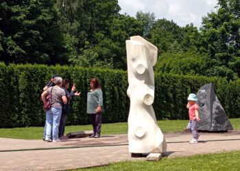 Thierry Ferreira cria escultura na Ucrânia