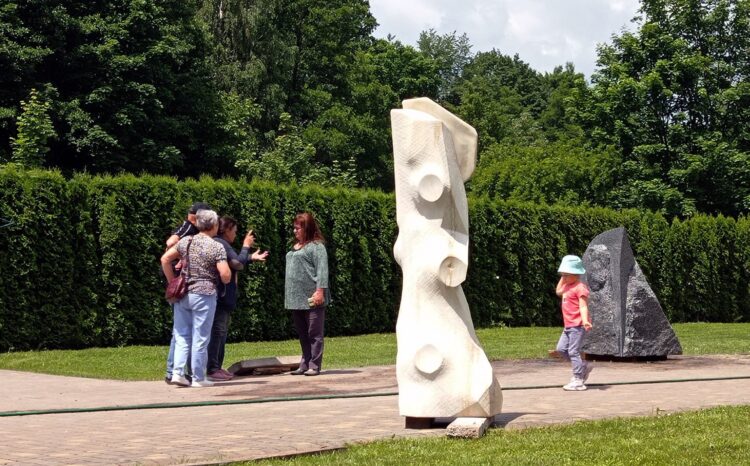 Thierry Ferreira cria escultura na Ucrânia