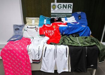 GNR apreende centenas de peças de roupa contrafeitas na Nazaré