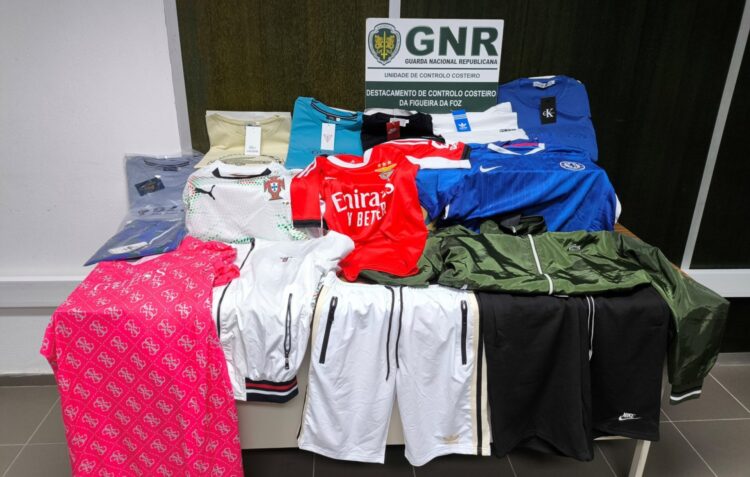 GNR apreende centenas de peças de roupa contrafeitas na Nazaré