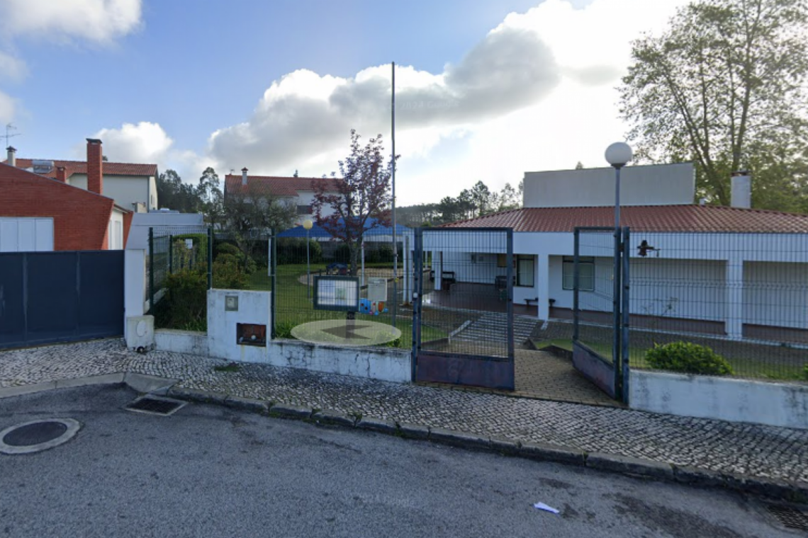 Oito anos para trocar areia no jardim-de-infância