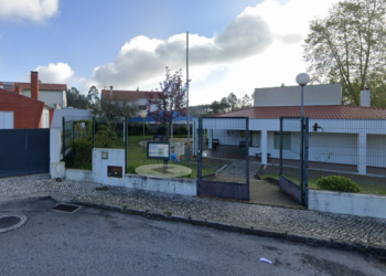 Oito anos para trocar areia no jardim-de-infância