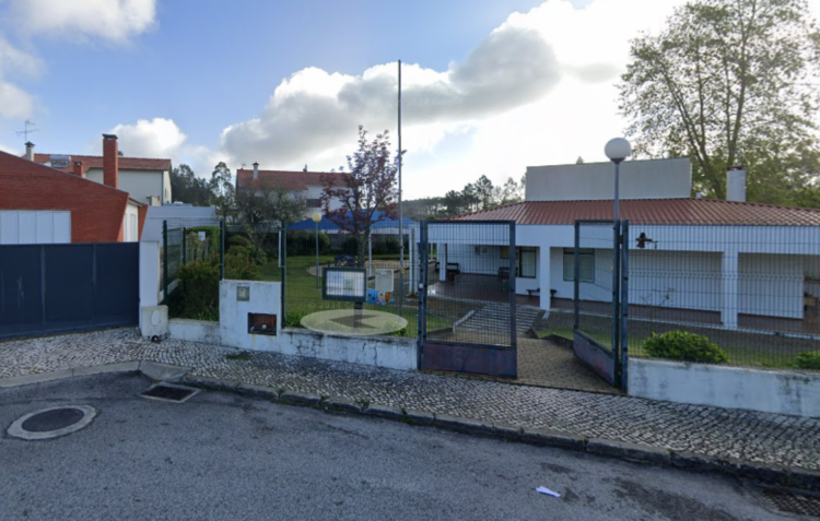Oito anos para trocar areia no jardim-de-infância