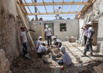 Férias dão lugar ao trabalho quando está em causa a reconstrução de uma vida