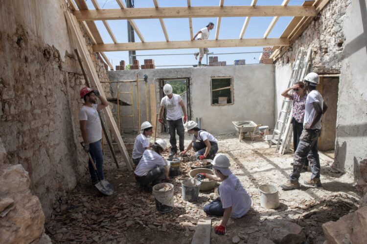 Férias dão lugar ao trabalho quando está em causa a reconstrução de uma vida