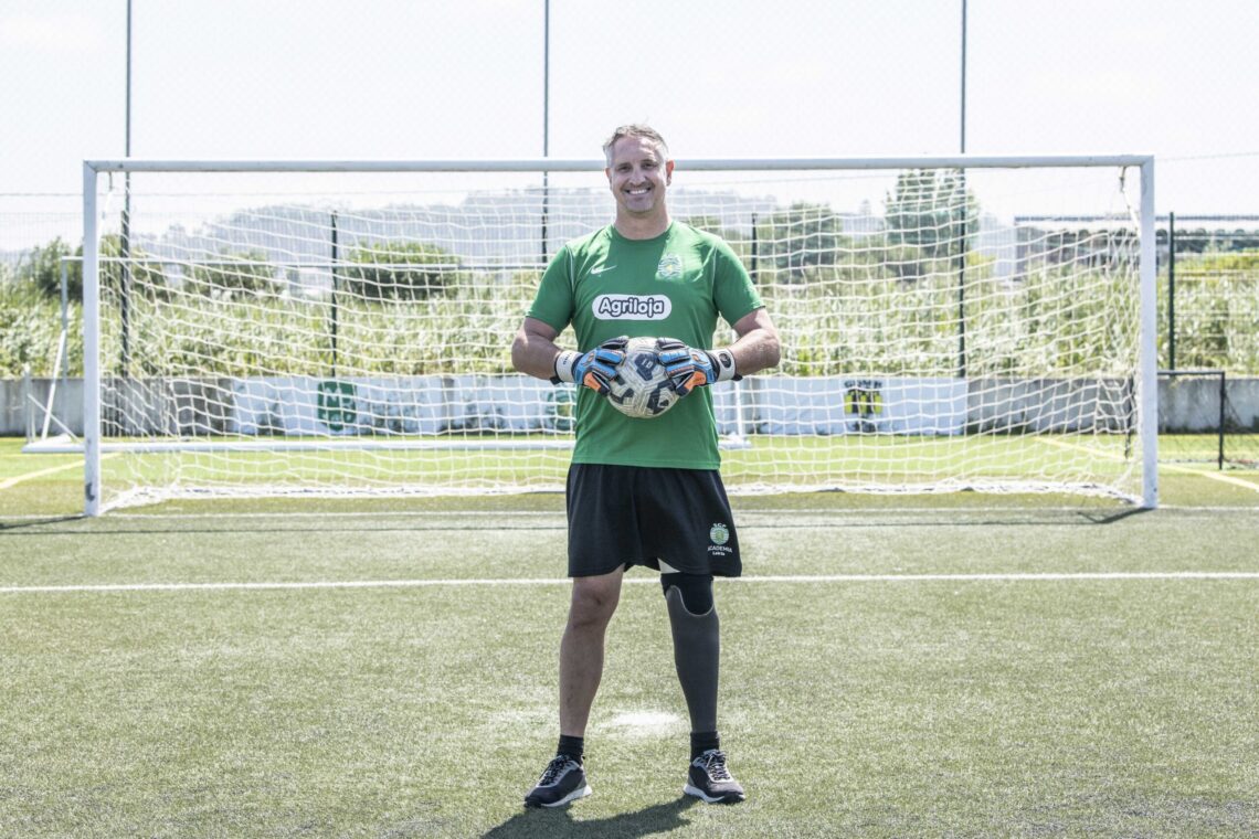 Esteve na 1.ª Liga e treina guarda-redes. Pelo meio, foi-lhe amputada uma perna