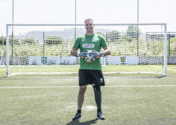 Esteve na 1.ª Liga e treina guarda-redes. Pelo meio, foi-lhe amputada uma perna