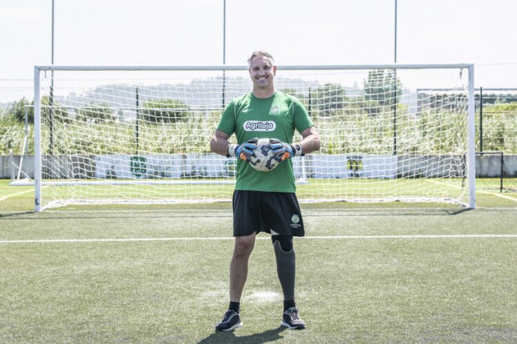 Esteve na 1.ª Liga e treina guarda-redes. Pelo meio, foi-lhe amputada uma perna