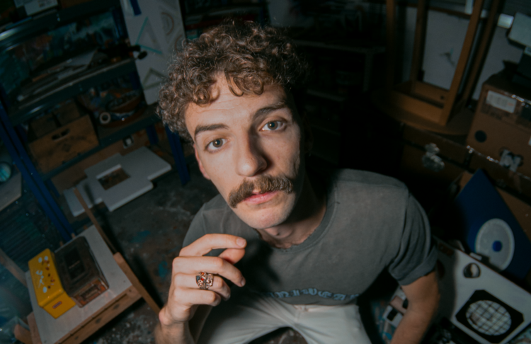 Mr. Gallini. Se já ninguém vai mudar o mundo, pelo menos a música pode salvar-nos a todos