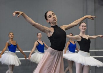 Bailarina de Leiria Núria Fernandes contratada pela Ópera de Paris