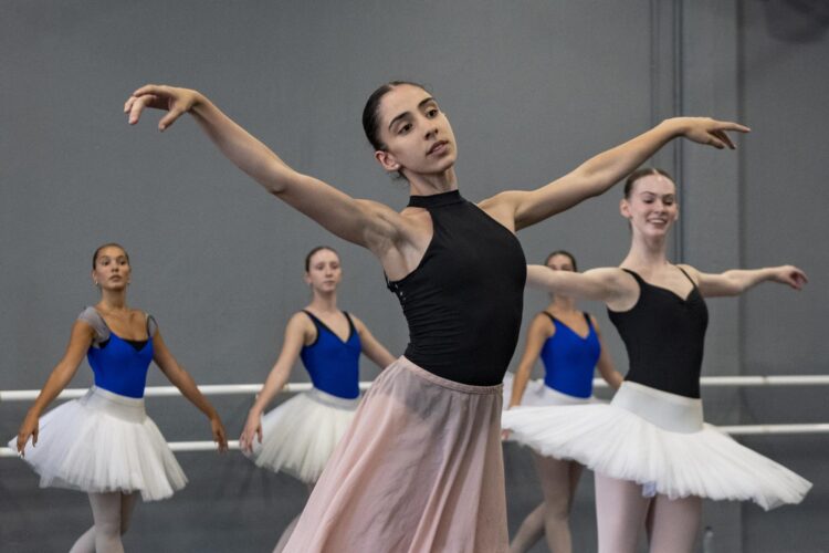 Bailarina de Leiria Núria Fernandes contratada pela Ópera de Paris