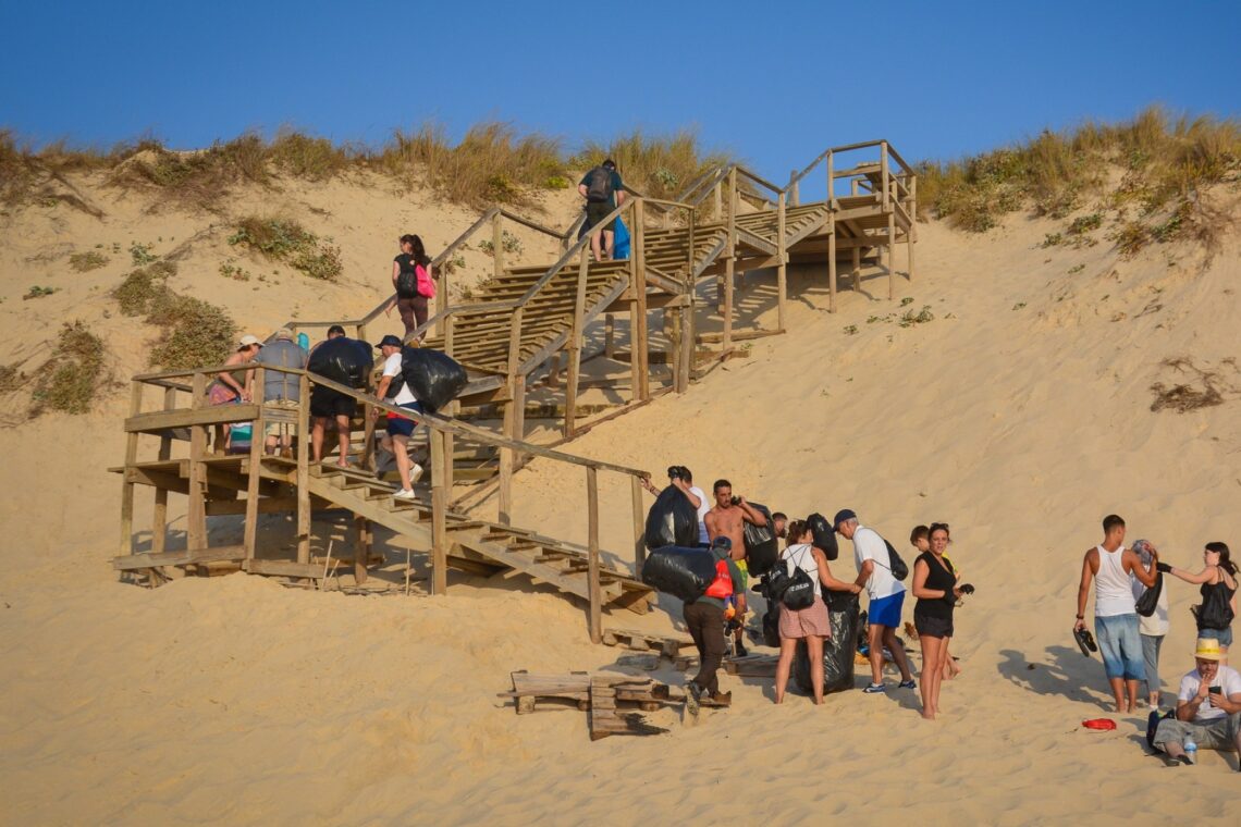 Mais de 70 quilos de lixo retirados da Praia do Samouco
