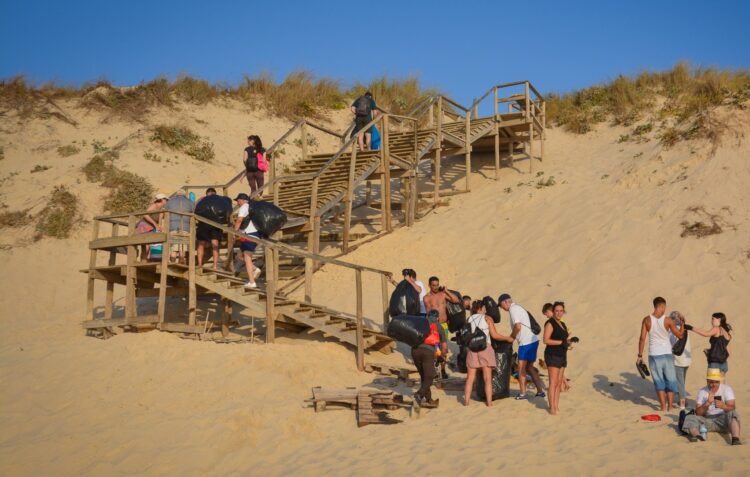 Mais de 70 quilos de lixo retirados da Praia do Samouco