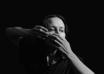Extramuralhas. Música aberta ao mundo e uma mensagem política que recusa o silêncio neutro