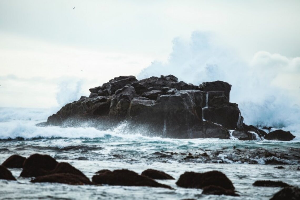 Capitania da Nazaré e Protecção Civil emitem alerta para ondas e vento provocados por ciclone Erin