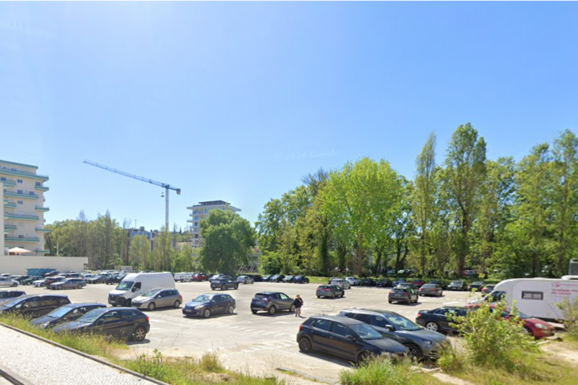 Estacionamento ao lado das Galerias Jardins do Lis sem licença