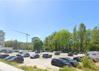 Estacionamento ao lado das Galerias Jardins do Lis sem licença