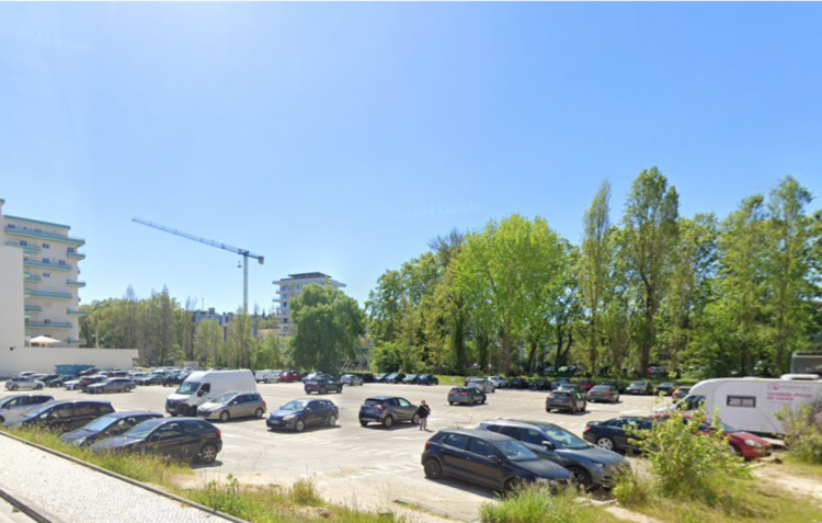 Estacionamento ao lado das Galerias Jardins do Lis sem licença