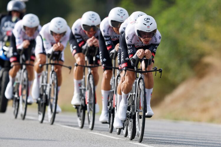 Vuelta: João Almeida sobe ao 3.º lugar após vitória da UAE Team Emirates no contra-relógio